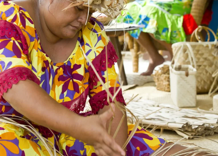 Artisan in Rurutu © Tahiti Tourisme