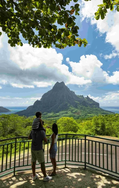 Family admiring the view from the Opunohu lookout©_Grégoire Le Bacon