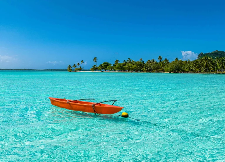 Pirogue on clear water in Maupiti©_Michael Runkel