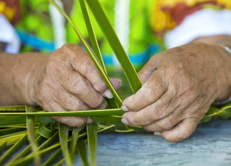 Making a ni'au basket c Tahiti Tourisme