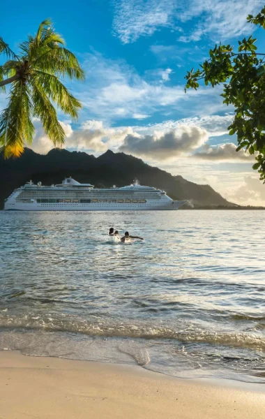 Paul Gauguin dans la Baie d'Opunohu© Stéphane Mailion Photography