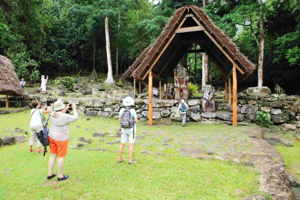 Takaii, the largest tiki on Hiva Oa, arouses the curiosity of visitors © Tahiti Tourisme