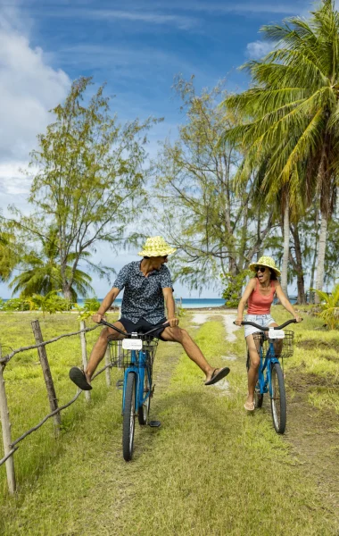 Bike ride in Fakarava © Grégoire Le Bacon