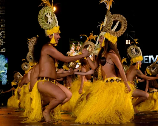 Passage en grand costume lors du Heiva i Tahiti © Dimitri Nguyen Verdenet