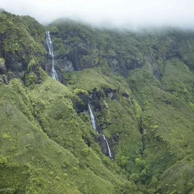 Hiking in the heart of Tahiti's unspoilt nature © Grégoire Le Bacon Tahiti Nui Helicopters