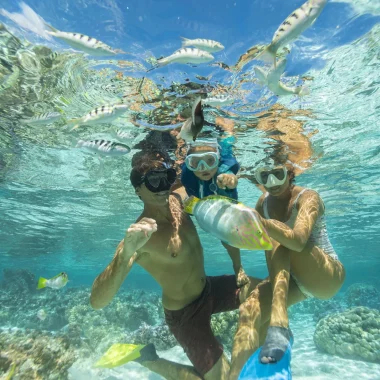 Family diving in Taha'a lagoon © Grégoire Le Bacon