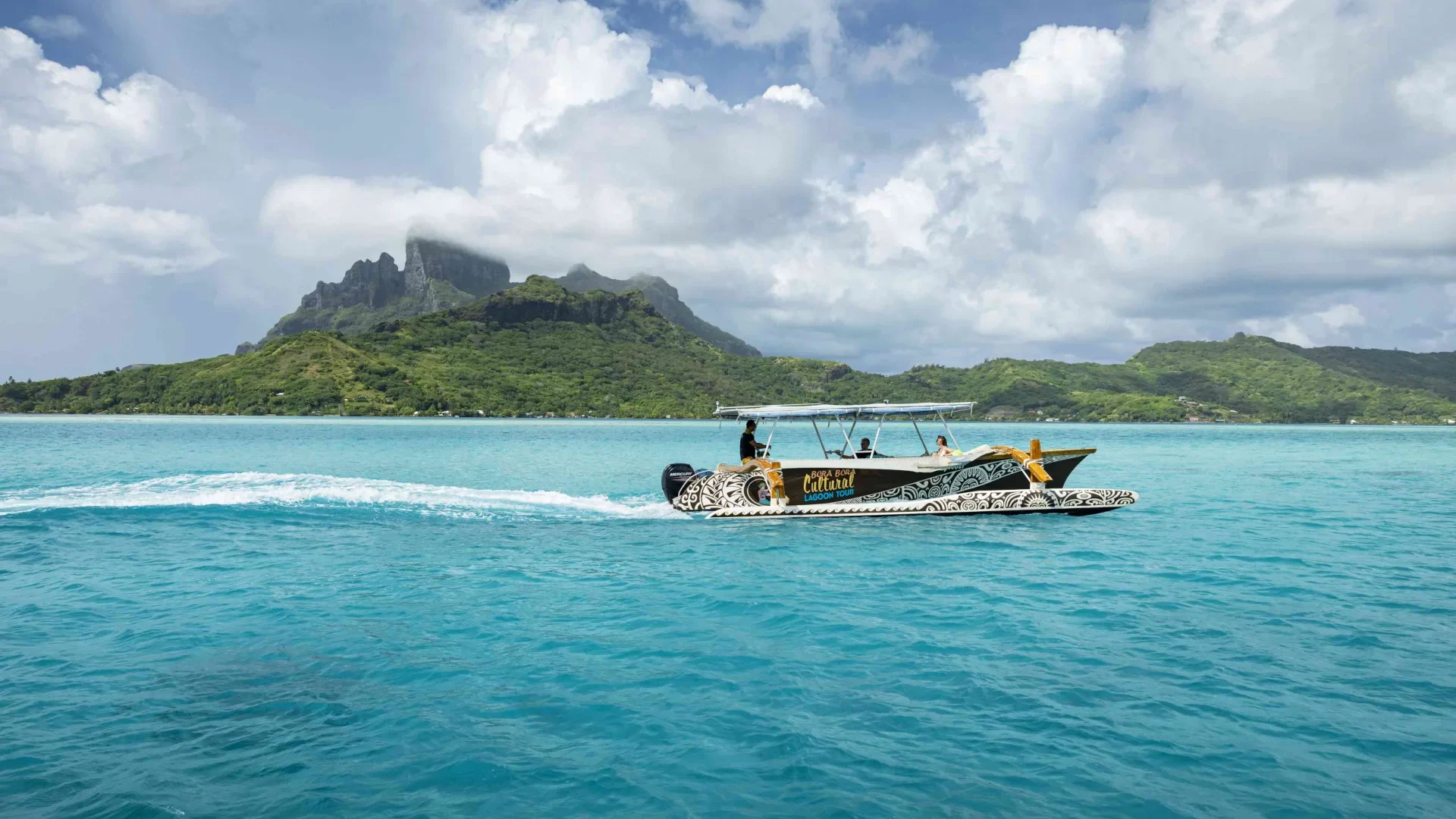 Boat on the lagoon of Bora Bora © Grégoire Le Bacon