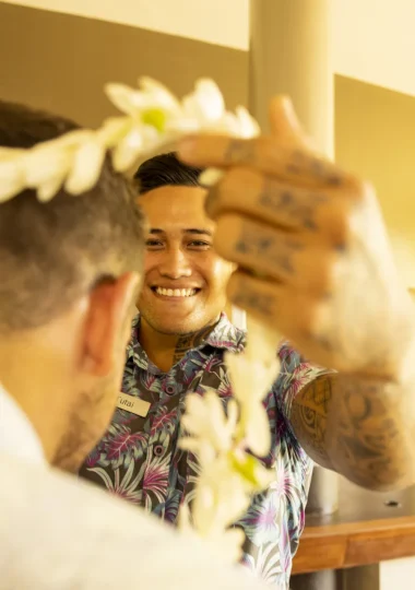 Welcoming visitors with a lei is a tradition © Grégoire Le Bacon