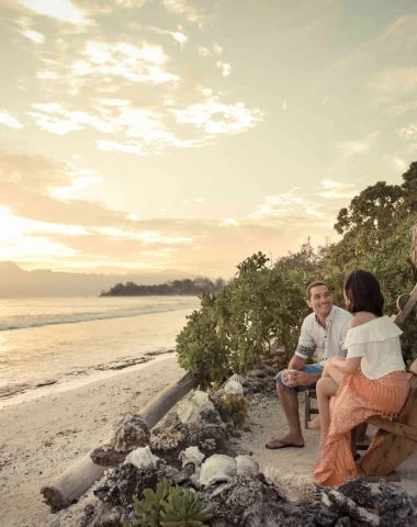 Couple admiring the sunset from their bungalow in Moorea © Hélène Havard