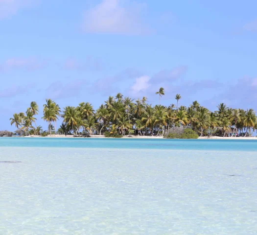 The turquoise waters of the Tuamotu Islands © Bernard Rubinstein