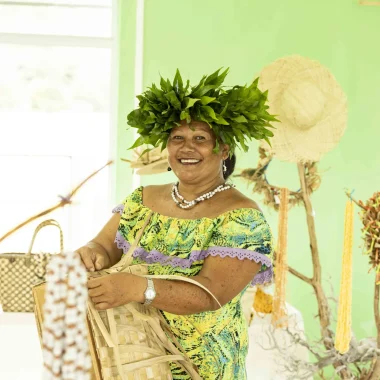 Seller of 'ete (Tahitian reo basket) in Raivavae ©Grégoire Le Bacon